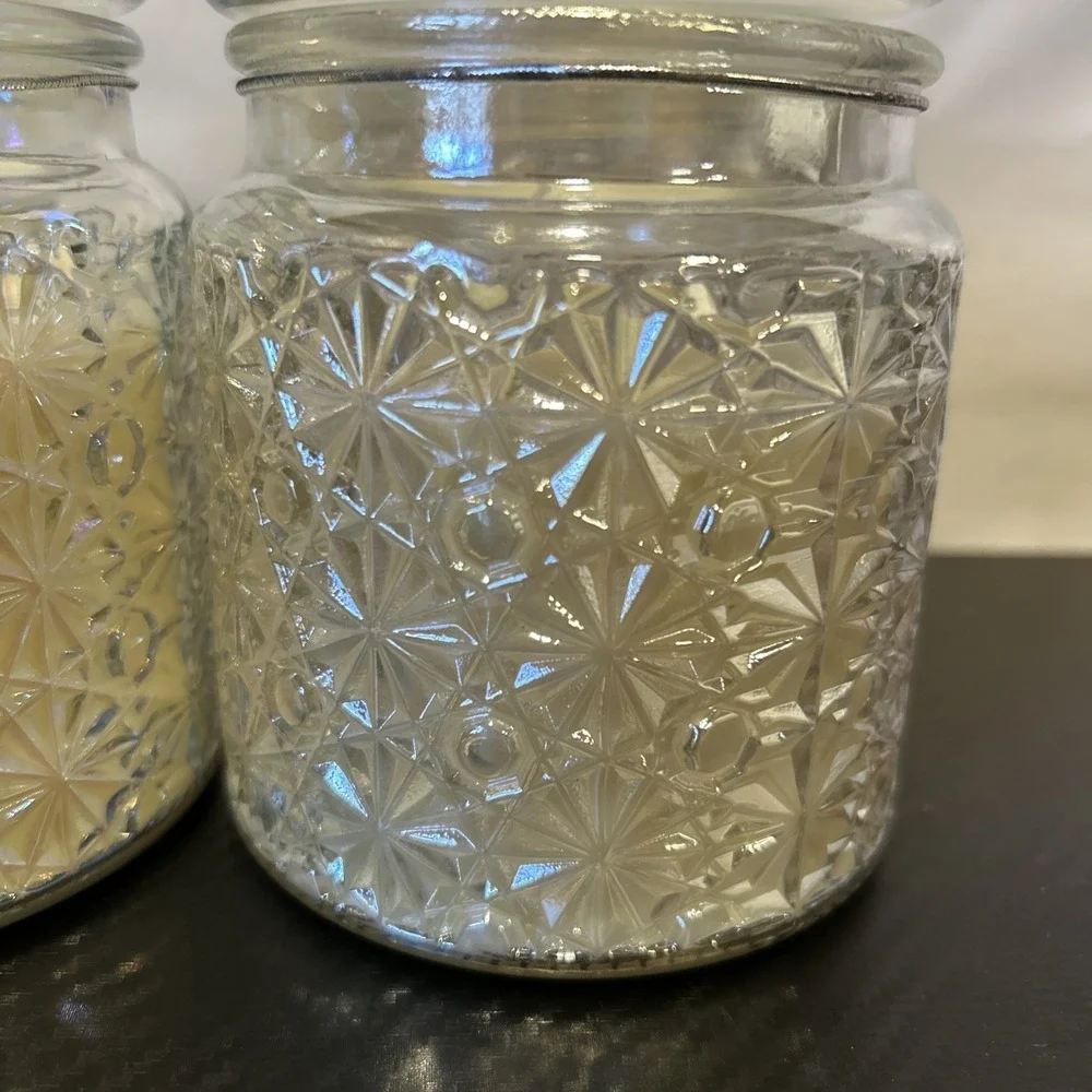 Snowflake Holiday Style Fresh Falling Snow & Red Berry Balsam‎  Candle 12oz